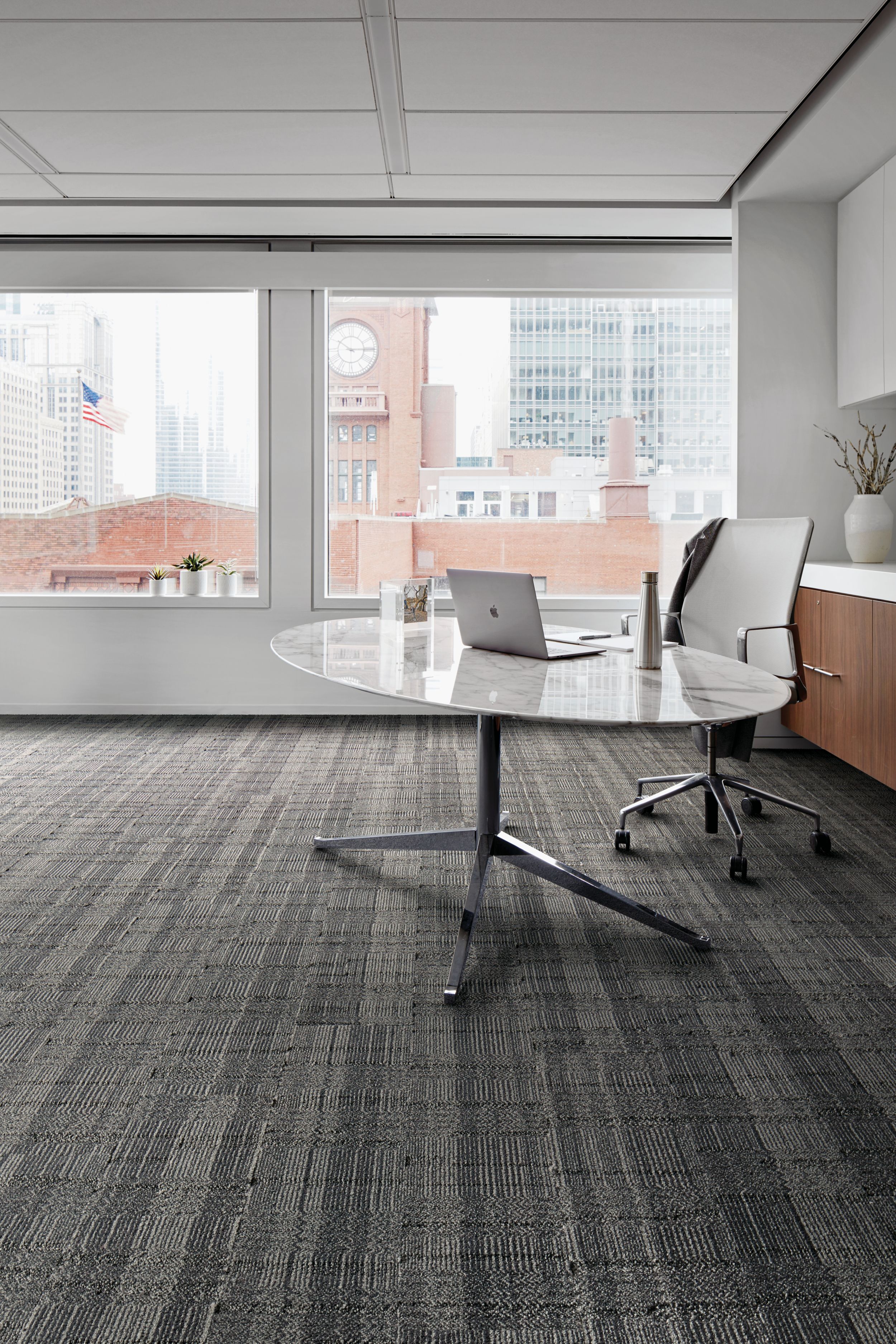 Interface Stitch Count plank carpet tile with table and chair by a window numéro d’image 1